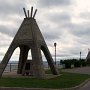 Les quatre tentes construites sur la promenade du bord du lac<br>représentent chacune une saison: très intéressants symboles sculptés